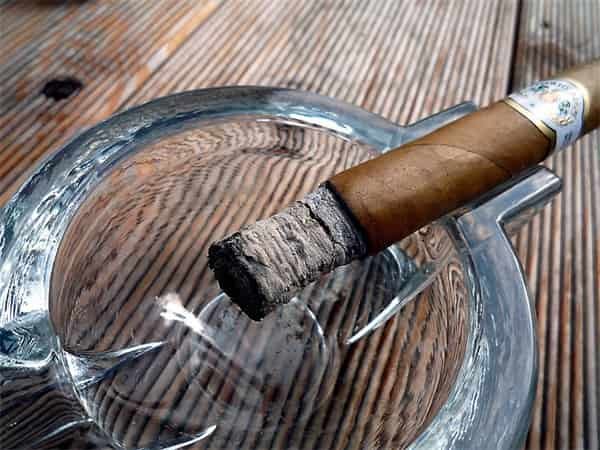 How to Ash a Cigar: The Correct Way-5