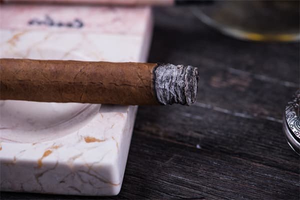 How to Ash a Cigar: The Correct Way-7