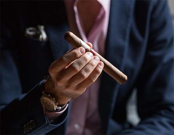 How to Hold a Cigar