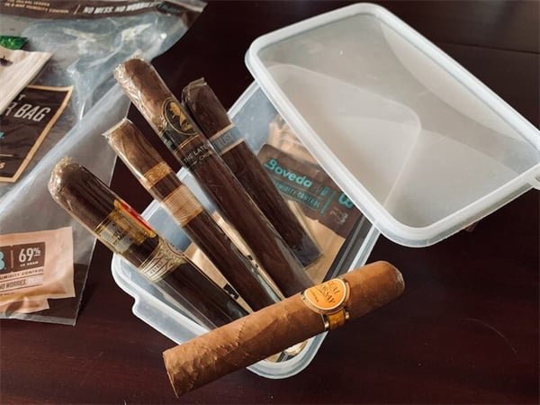 Storing Cigars without a humidor, using Ziploc bag with sponge