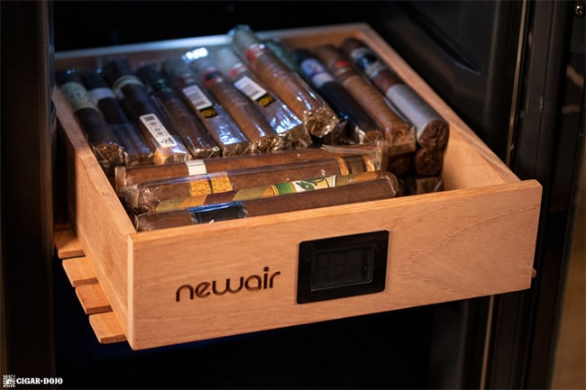 humidor de charutos elétrico newair 250 unidades5